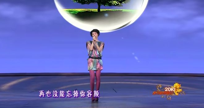 这件爆款再次走红！带货能力一流春晚这些同款被搜上热门开元ky棋牌王菲“虾片耳环”预售已排到3月！42年前(图5)
