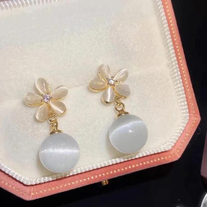 耳饰+项链戴出温柔高级感开元ky棋牌9款水彩色(图11) 耳饰+项链戴出温柔高级感开元ky棋牌9款水彩色(图11)